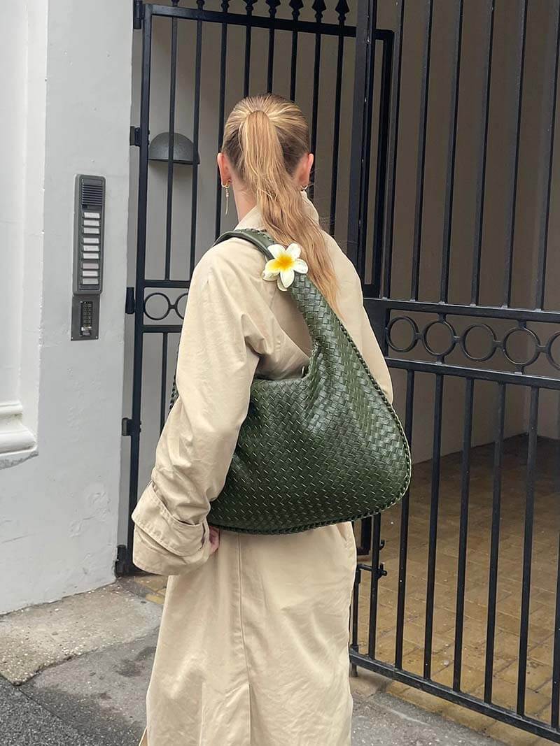 Josiane | Taška přes rameno tkaná – Řemeslná elegance a nadčasové kouzlo