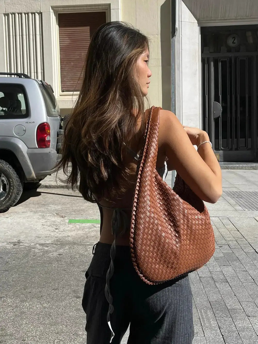 Josiane | Taška přes rameno tkaná – Řemeslná elegance a nadčasové kouzlo