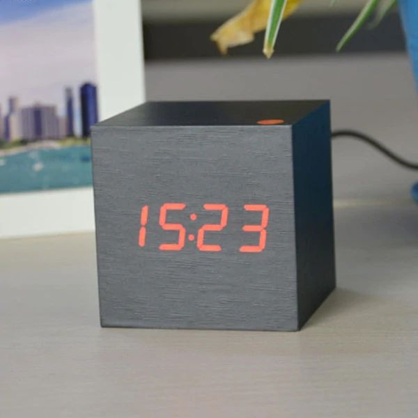 Ceas Digital Cub – Design Minimalist și Afișaj LED