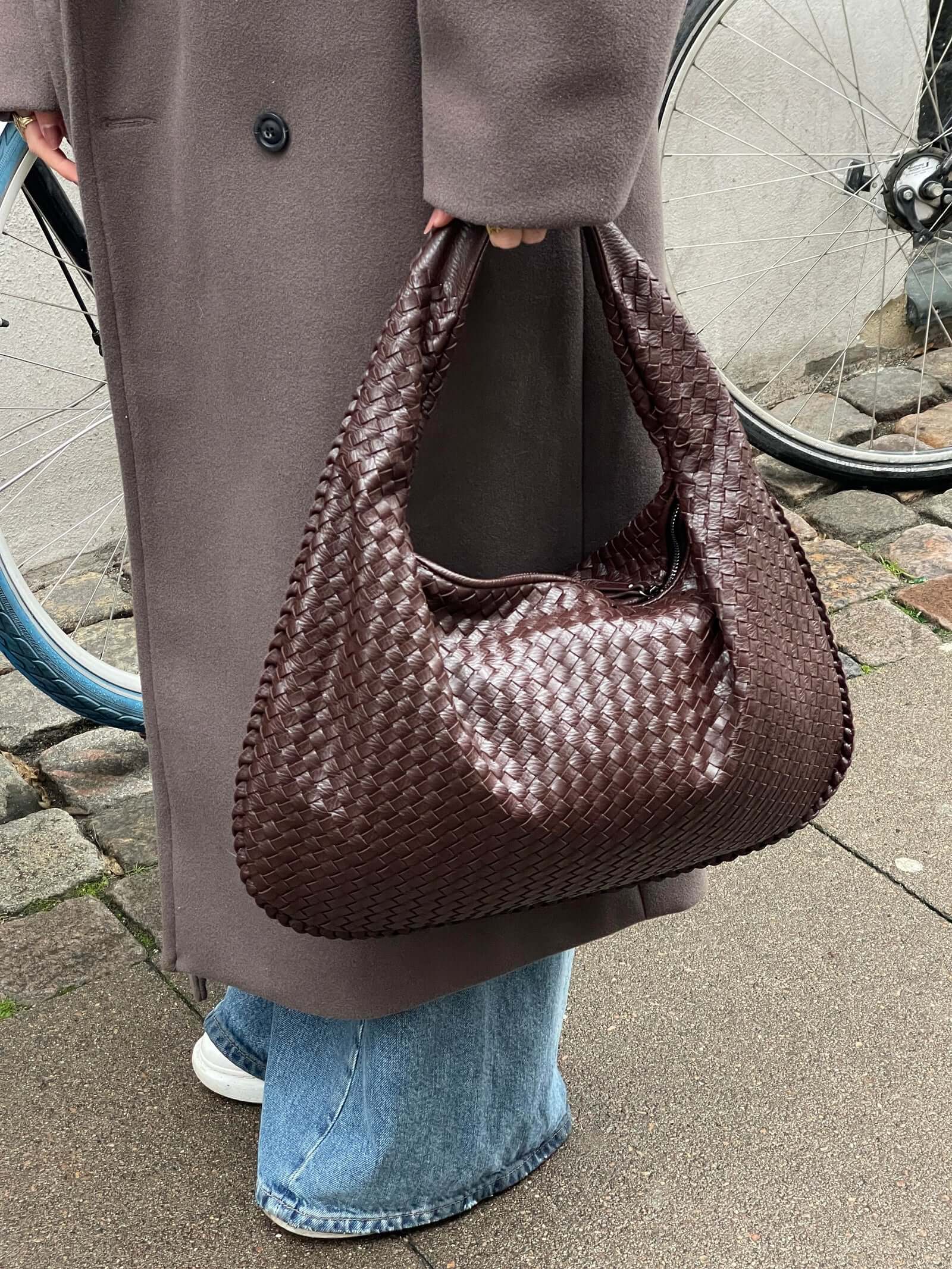 Josiane | Taška přes rameno tkaná – Řemeslná elegance a nadčasové kouzlo