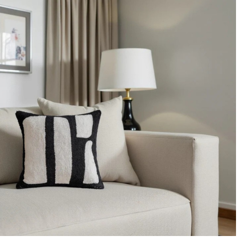 Dekoratives Kissen mit Zebramuster – Wilde und elegante Note
