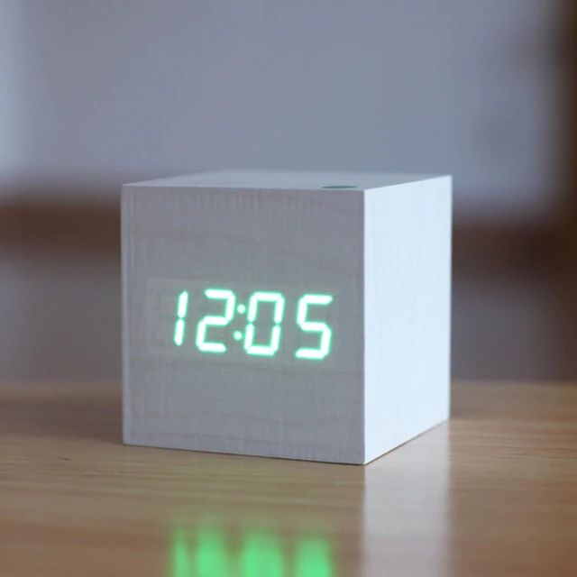 Ceas Digital Cub – Design Minimalist și Afișaj LED