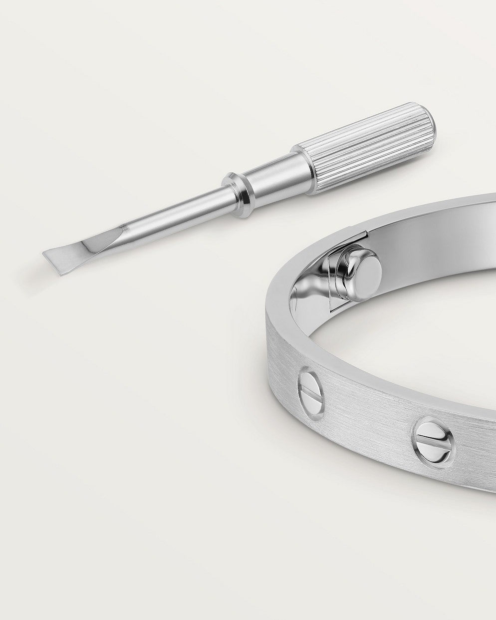 Pulsera rígida – Acabado Plateado y estilo refinado