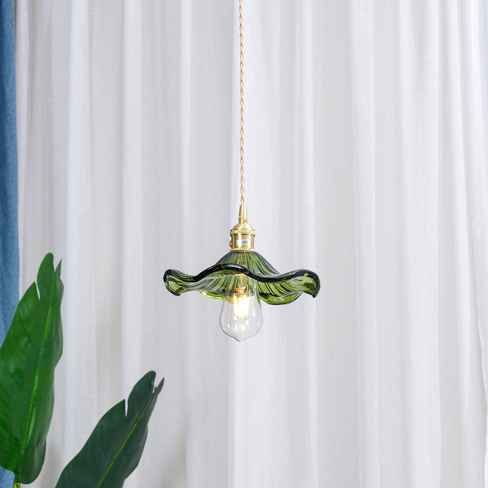 Lampada Fiore Sospesa – Fascino Naturale e Spirito Tenero 