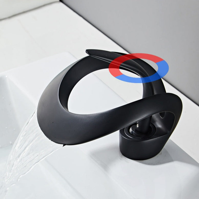 Moderní koupelnová baterie – zakřivený a elegantní design 