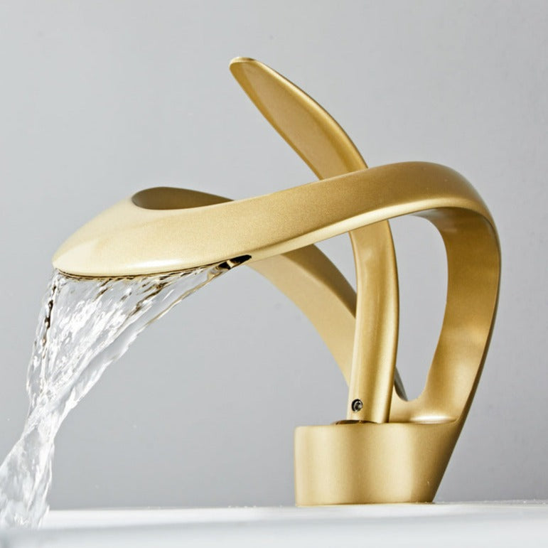 Moderní koupelnová baterie – zakřivený a elegantní design 