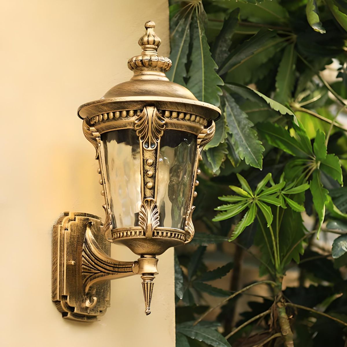 Vintage Glass Wall Lamp – Retro Style and Outdoor Resistance 