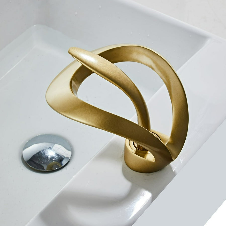 Moderní koupelnová baterie – zakřivený a elegantní design 