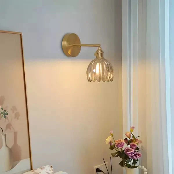 Nástěnná dekorativní lampa – květ v poupěti a romantická atmosféra 