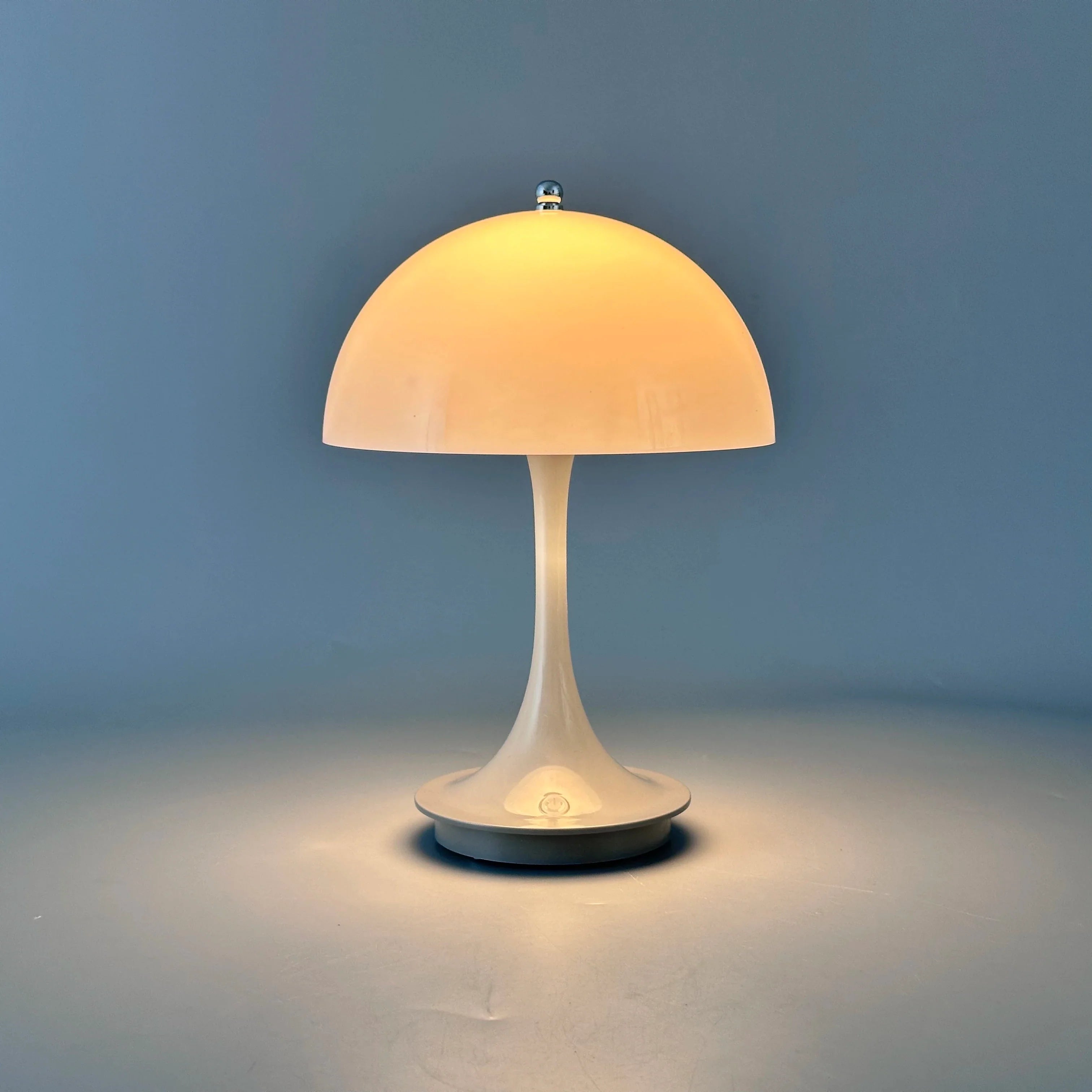 LED stolní lampa – nabíjecí a osvětlení se třemi úrovněmi 