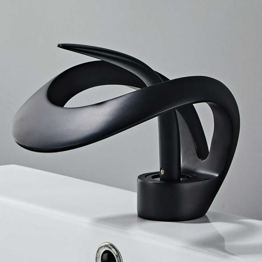 Moderní koupelnová baterie – zakřivený a elegantní design 