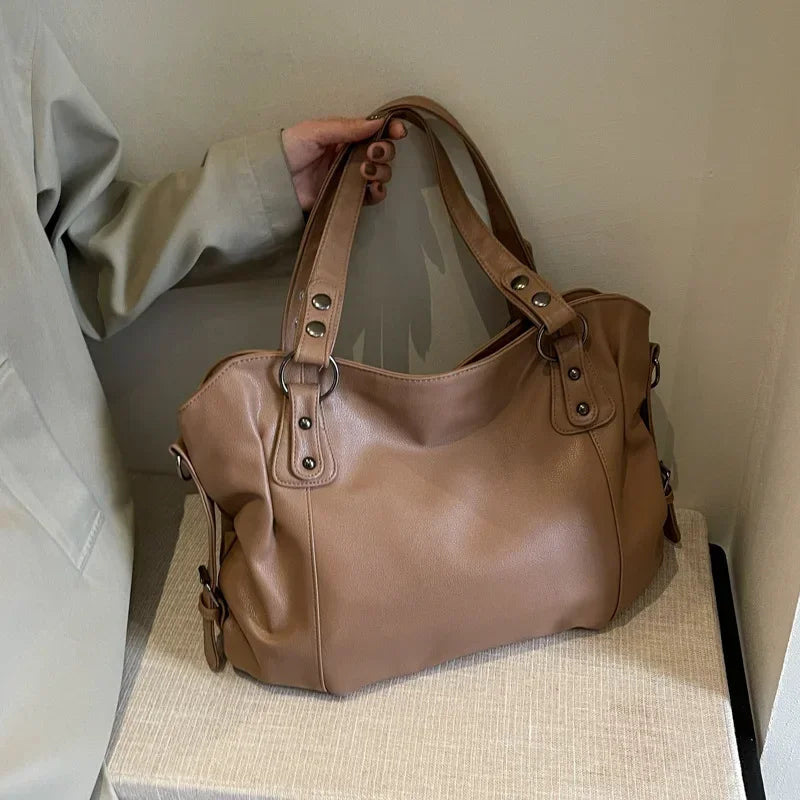 Zita | Duża torba na ramię z miękkiego materiału z odpinanym paskiem – elegancja i praktyczność 