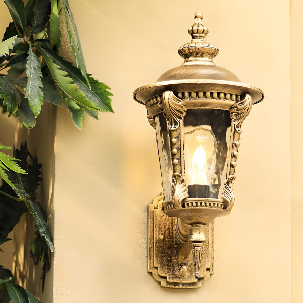 Vintage Glass Wall Lamp – Retro Style and Outdoor Resistance 