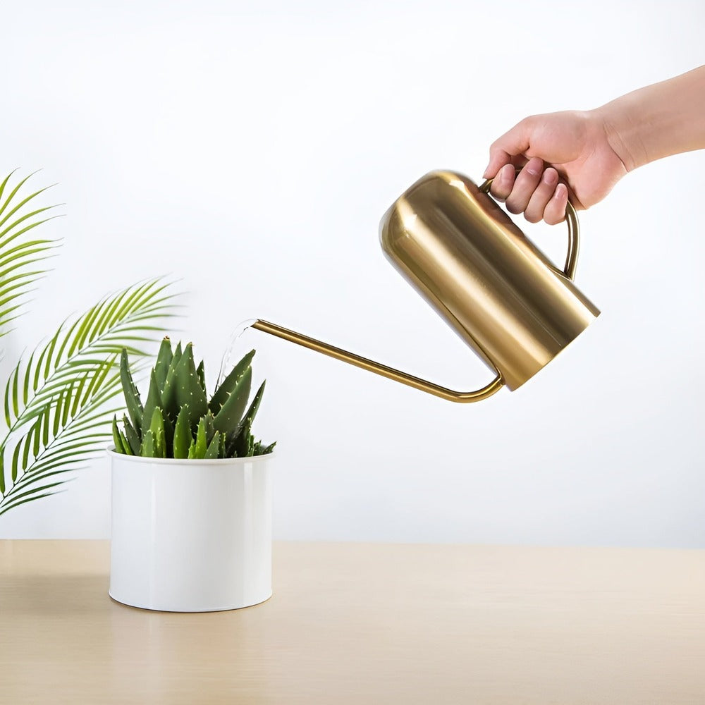 1,5litrová konev s dlouhou hubicí - praktická kapacita a jemné zavlažování