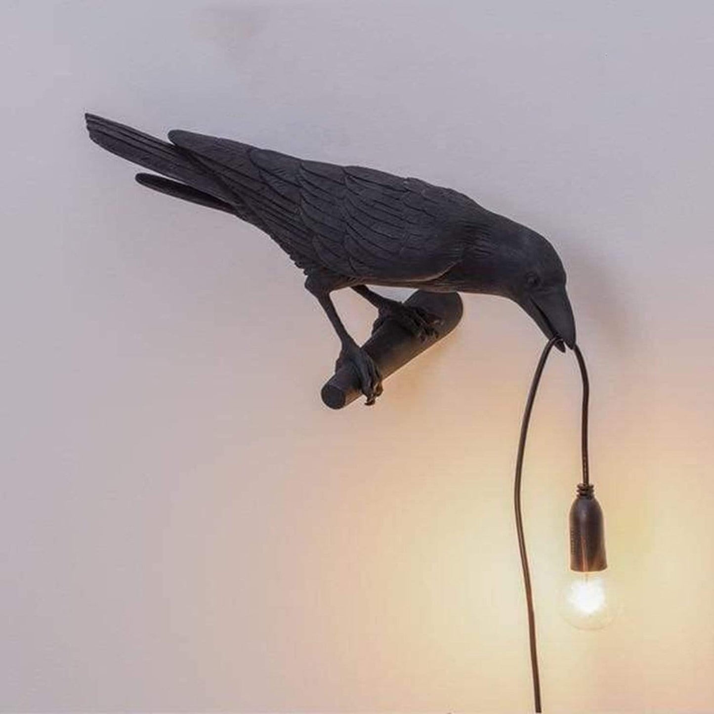 Dekorativní lampa — Havran pro tajemnou atmosféru 