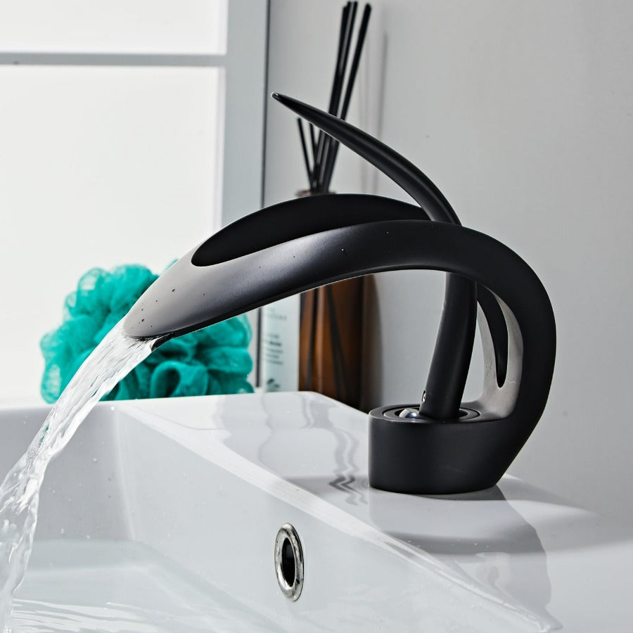 Moderní koupelnová baterie – zakřivený a elegantní design 