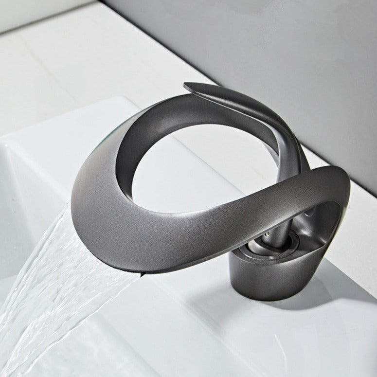 Moderní koupelnová baterie – zakřivený a elegantní design 
