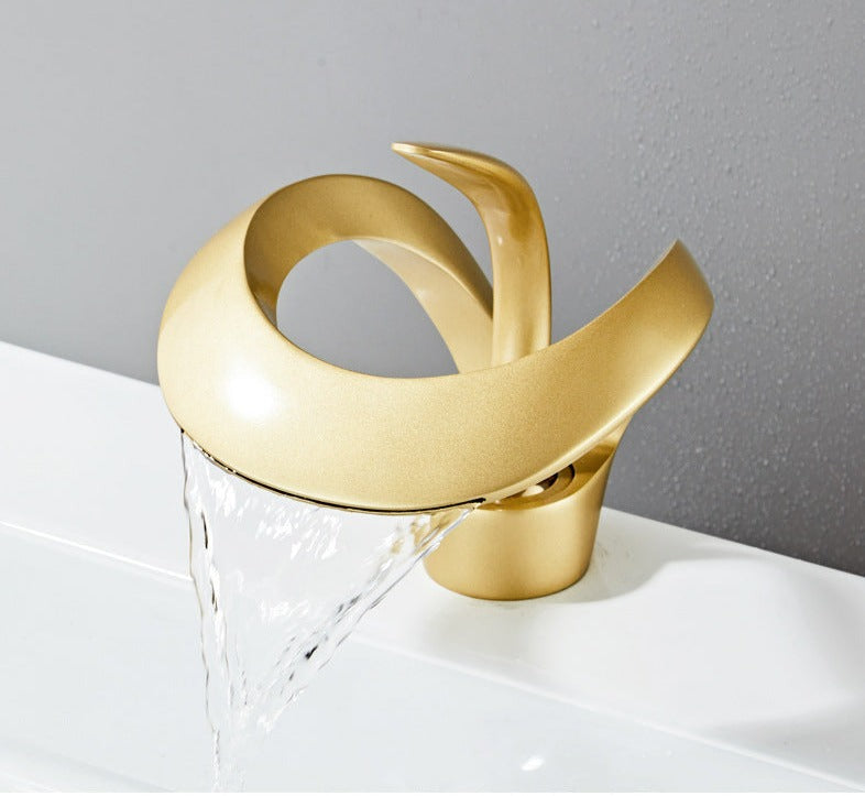 Moderní koupelnová baterie – zakřivený a elegantní design 