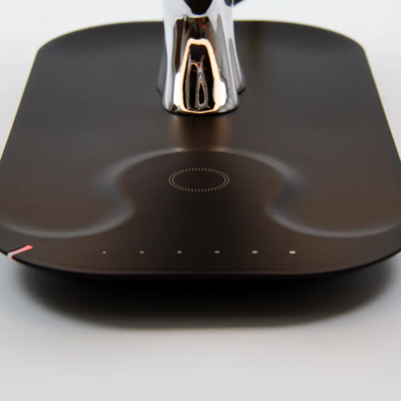 Multifunkční lampa — LED světlo, bezdrátová nabíječka a Bluetooth audio 