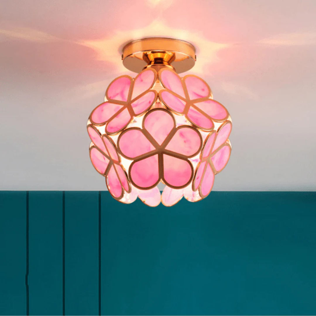 Stropní svítidlo ve tvaru květiny – jemný a moderní design 