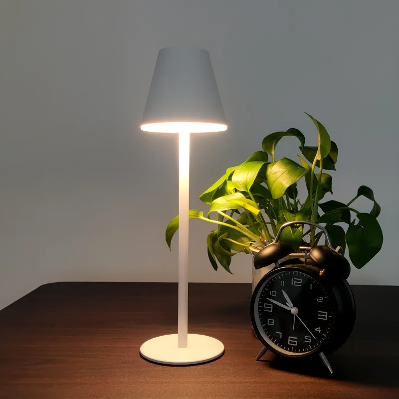Bezdrôtová stolná lampa – moderný dizajn a nomádne osvetlenie 
